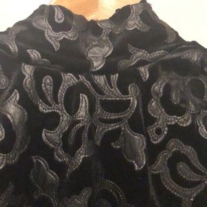 🖤Black 🖤detailed classy top that’s very elegant. It’s size S but can fit a M.